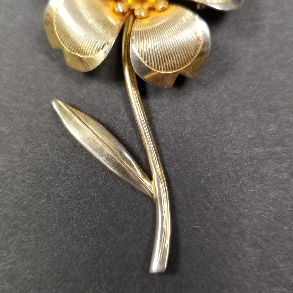 Vintage Gold Tone Flower Brooch Faux‎ Pearl Center Ribbed Petal Floral Pin